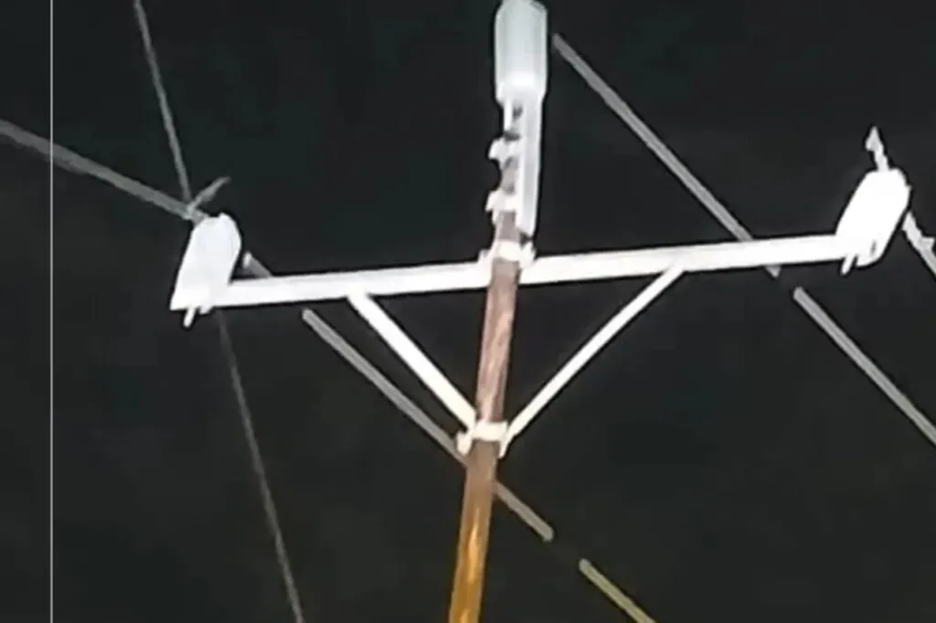 Sin luz en la Guajira: poste y tendido eléctrico de noche en el Zulia, con cientos de comunidades a oscuras