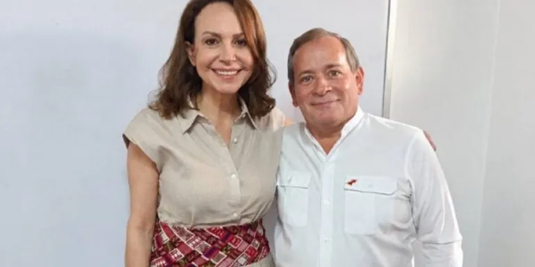 Guanipa se reunió con Machado: María Corina Machado y Juan Pablo Guanipa posan juntos en la sede de Vente Venezuela