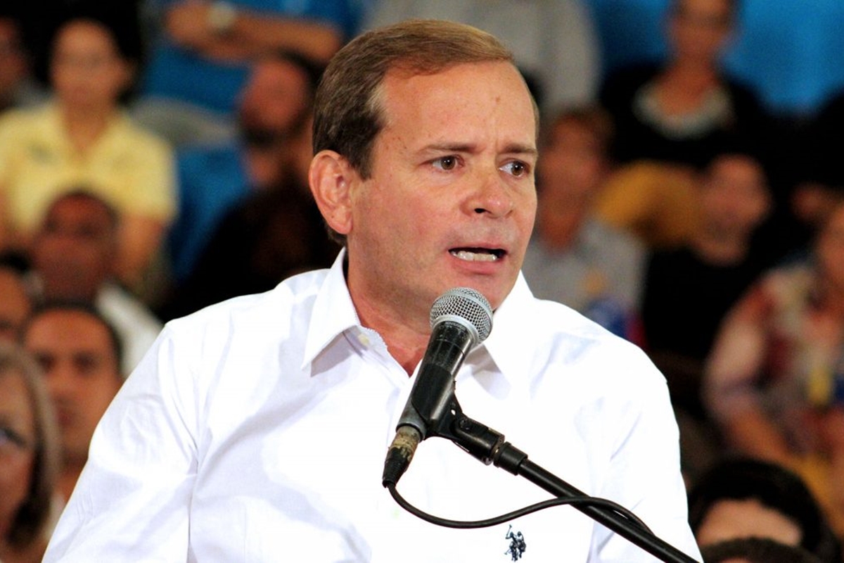 Juan Pablo Guanipa habla en un acto público sobre el regreso de Machado a Venezuela