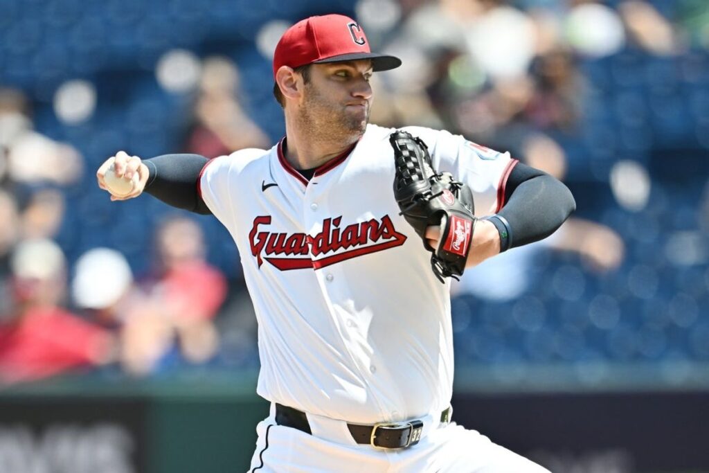 Gavin Williams lanzando con el uniforme de los Cleveland Guardians, descartado como abridor de los Guardians Juego 6
