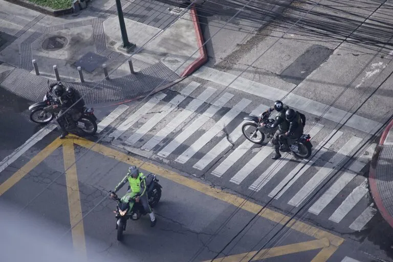 Agentes de policía en motocicleta en una calle de Ciudad de Guatemala, la capital donde Guatemala destituye a su director de Policía