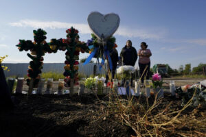 Memorial con cruces, flores y velas en Quintana Road, en San Antonio (Texas), por los 53 migrantes muertos en el camión en 2022, la tragedia por la que un guatemalteco fue condenado a 30 años