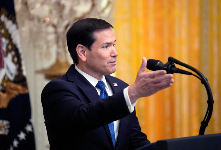 Guerra de Ucrania y el Donbás: Marco Rubio, secretario de Estado de EE. UU., hablando en un podio