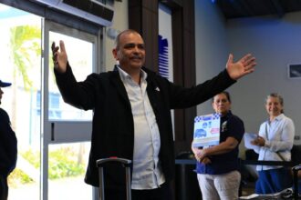 Gustavo Ruiz regresa a Venezuela: el dirigente de Vente Zulia alza los brazos a su llegada a Maiquetía