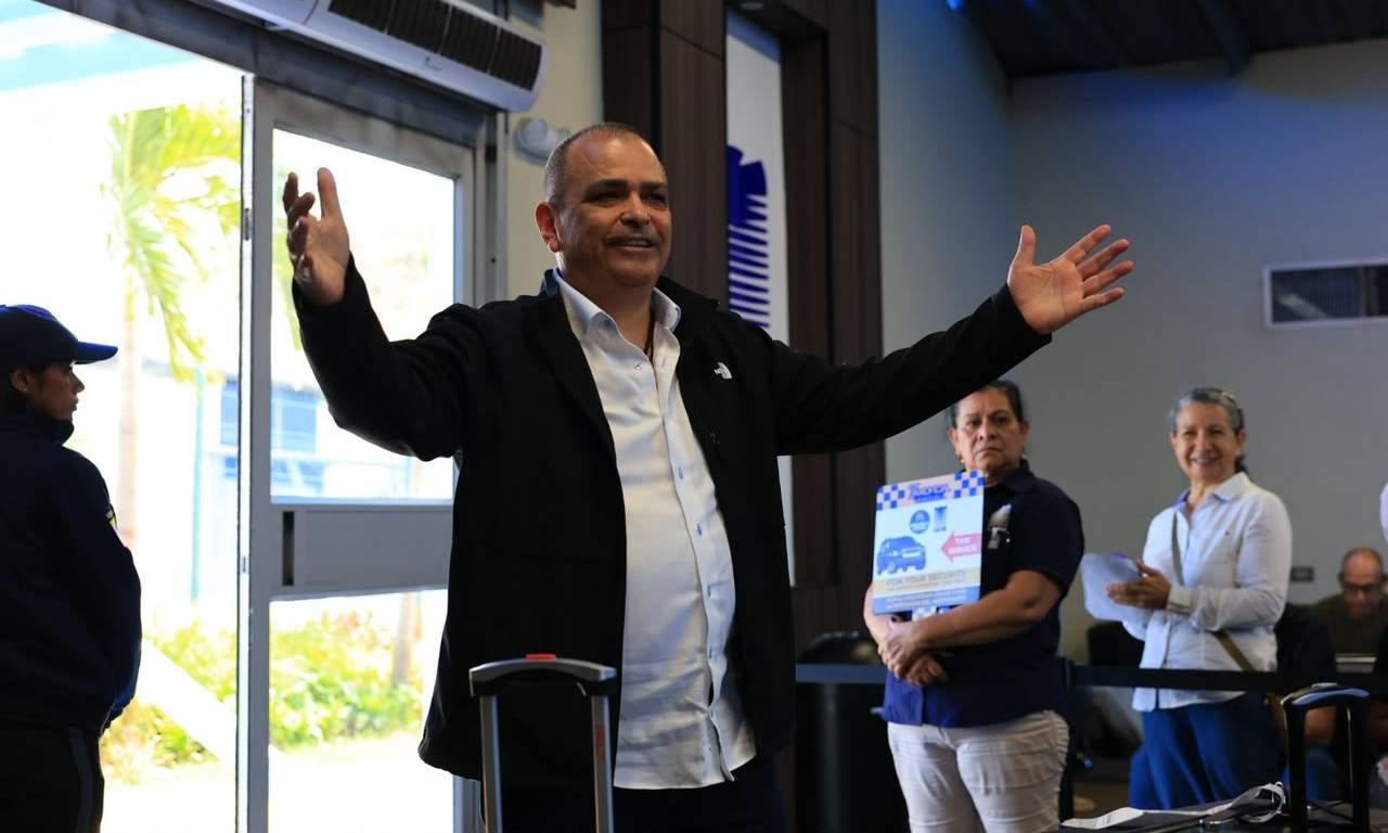 Gustavo Ruiz regresó a Venezuela tras más de dos años de exilio Gustavo Ruiz regresa a Venezuela: el dirigente de Vente Zulia alza los brazos a su llegada a Maiquetía
