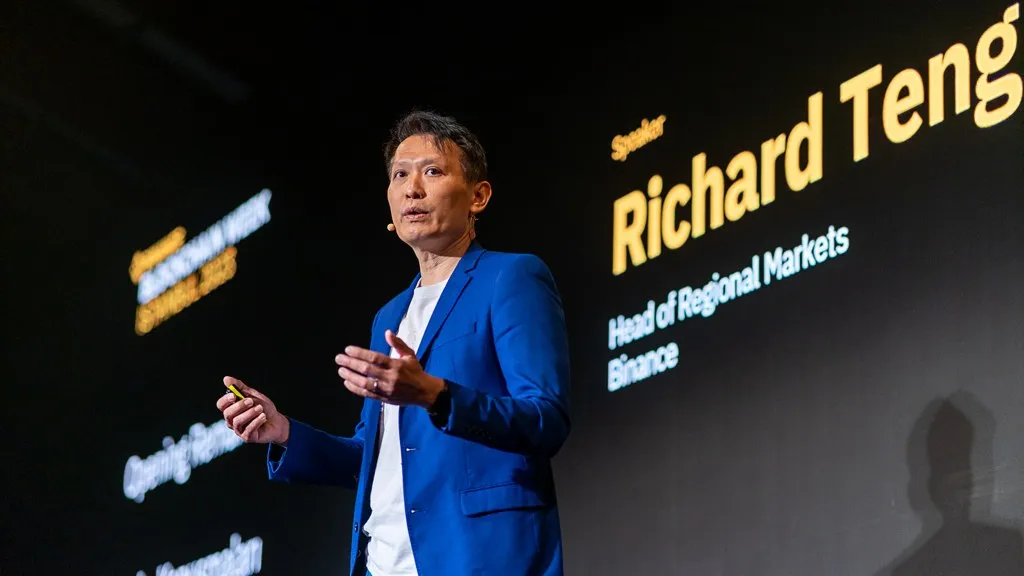 Hackeo a Binance Corea del Norte: Richard Teng, director ejecutivo de Binance, completo y con la cara visible en un escenario