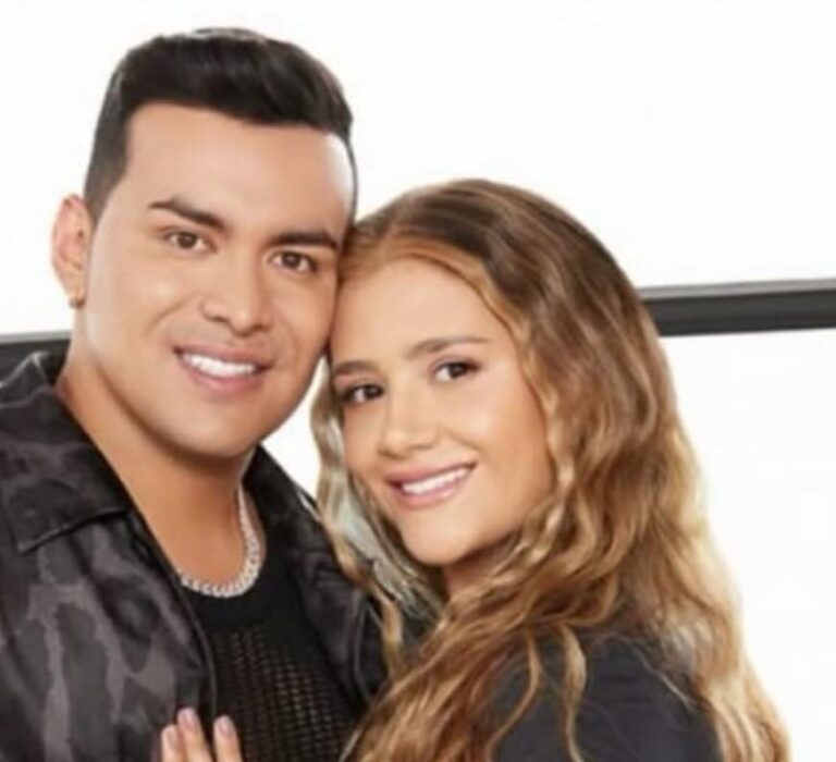 Yeison Jiménez junto a Sonia Restrepo, cuyo padre, José Sigifredo Restrepo Ospina, fue hallado sin vida en Pensilvania, Caldas