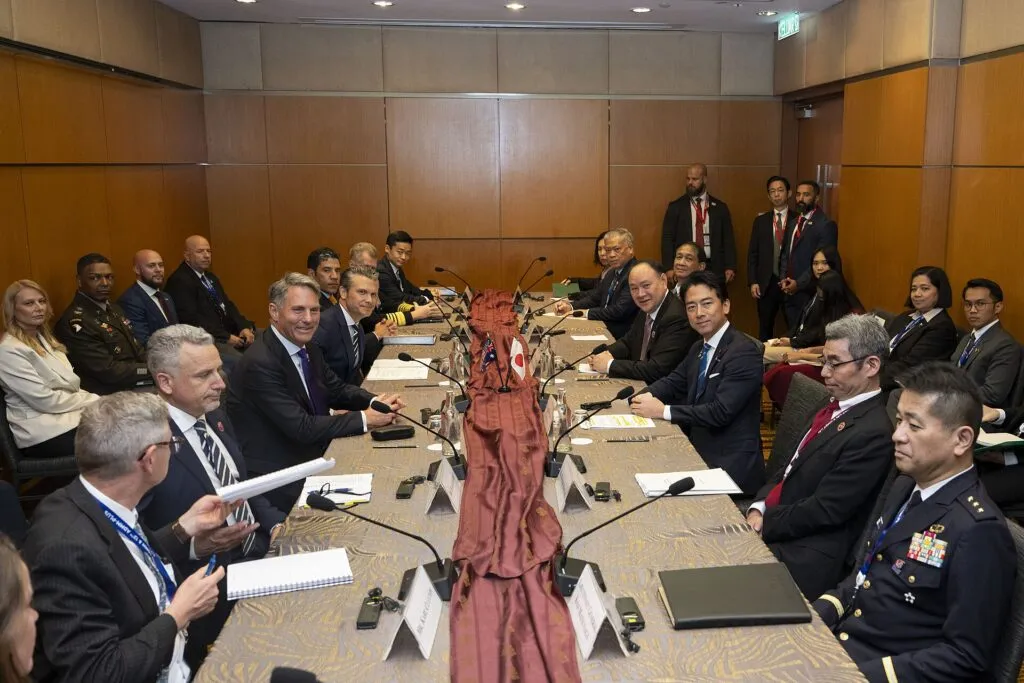 Inversión en defensa: Pete Hegseth reunido con Shinjiro Koizumi y Richard Marles en una cita de ministros de Defensa de la ASEAN