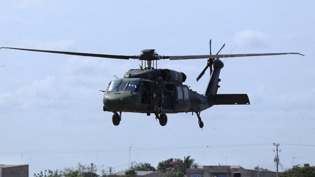 Helicóptero Black Hawk cayó en el Cauca: aeronave militar del Ejército en vuelo con soldados a bordo