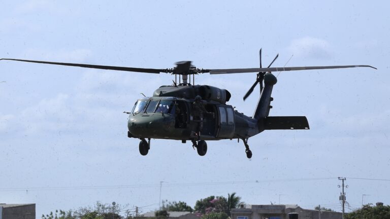 Helicóptero Black Hawk cayó en el Cauca: aeronave militar del Ejército en vuelo con soldados a bordo