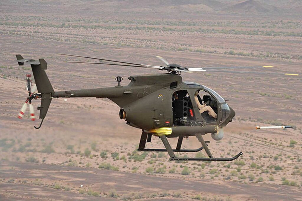 Helicóptero saudí en Najran: un AH-6, el mismo modelo del aparato siniestrado, en vuelo sobre el desierto en una imagen de archivo