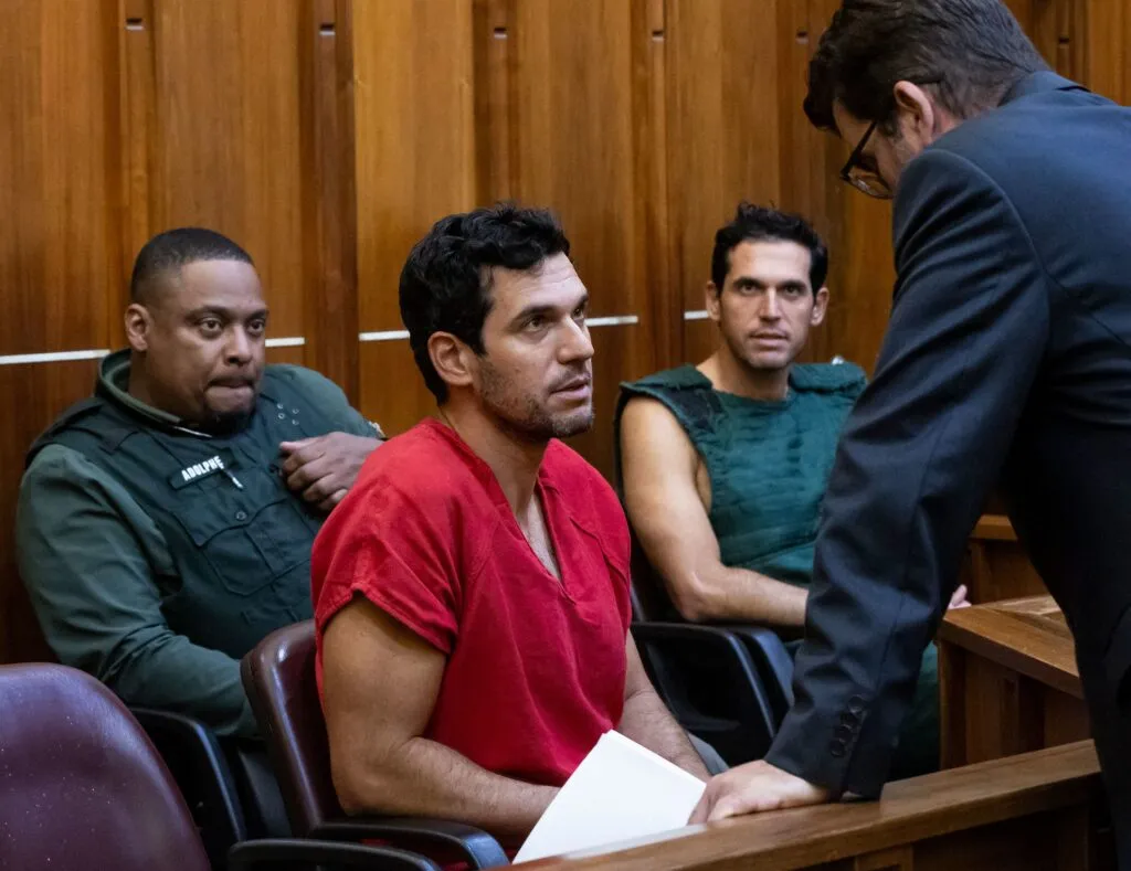 Hermanos Alexander sentenciados a 30 años: Oren Alexander, con camiseta roja de prisión, y su hermano Alon en una audiencia judicial en Estados Unidos