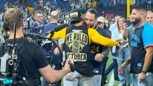 Los hermanos Contreras, William y Willson, se abrazan en el terreno tras el Juego 5 de la Serie Mundial 2026