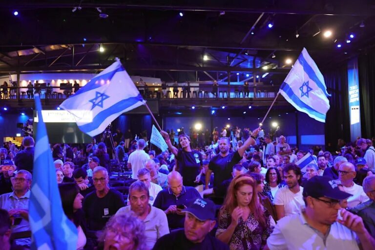 Herzog rechaza las presiones de Trump: seguidores con banderas de Israel en un acto electoral