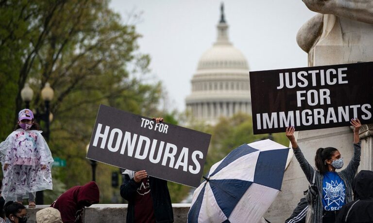 Manifestantes piden renovar el TPS para Honduras frente al Capitolio en Washington