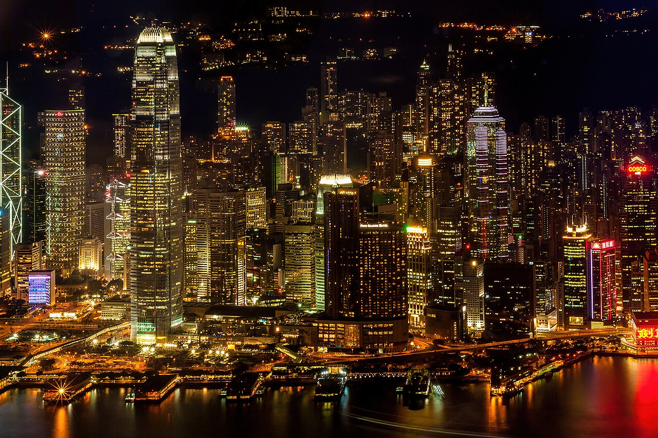Inyectable de cadáveres en Hong Kong: vista nocturna de los rascacielos del puerto Victoria