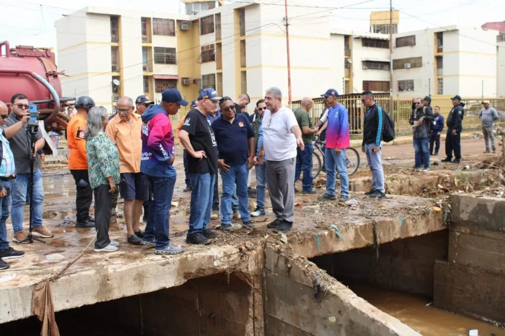 Hotel Granada de Maracaibo: el alcalde Giancarlo Di Martino inspecciona la Cañada Morillo en El Varillal tras las lluvias