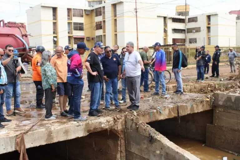 Hotel Granada de Maracaibo: el alcalde Giancarlo Di Martino inspecciona la Cañada Morillo en El Varillal tras las lluvias