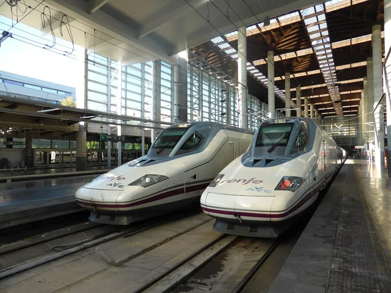 Tren AVE de Renfe en la estación de Madrid-Puerta de Atocha durante la jornada de huelga de Renfe en España