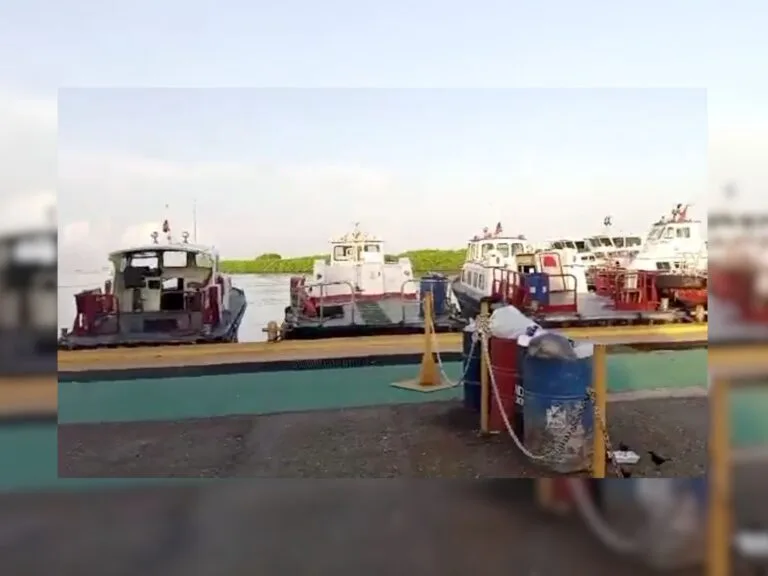 Huelga en Pdvsa: lanchas de Pdvsa Marina detenidas en el muelle de Maracaibo
