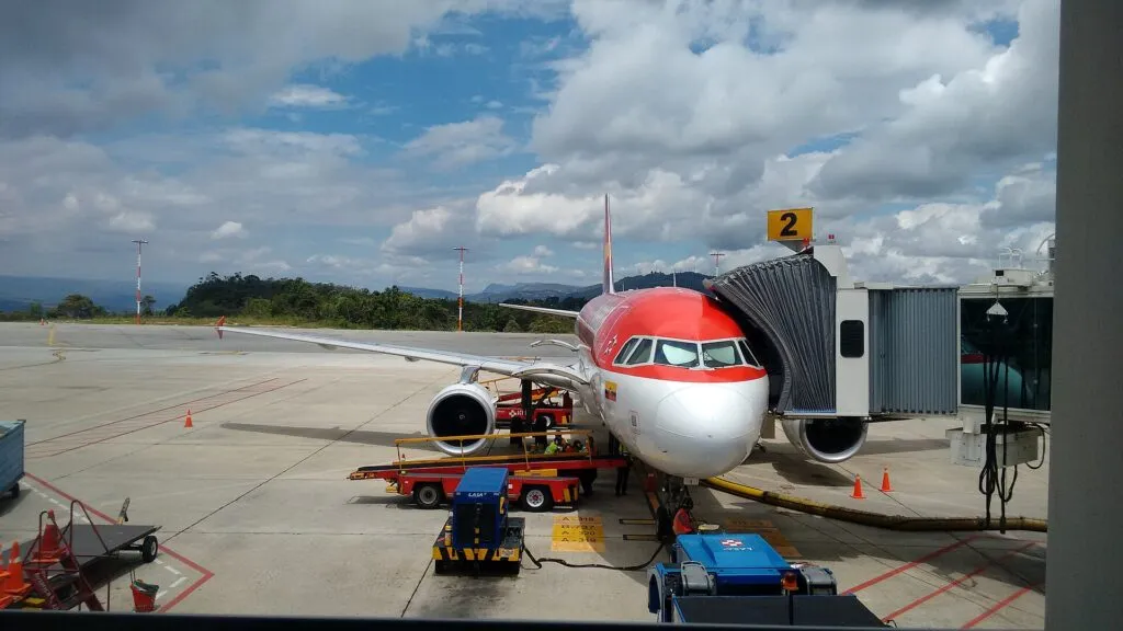 Hugo Ospina aeropuerto Palonegro: un Airbus A320 de Avianca estacionado en la puerta 2 de la terminal de Bucaramanga
