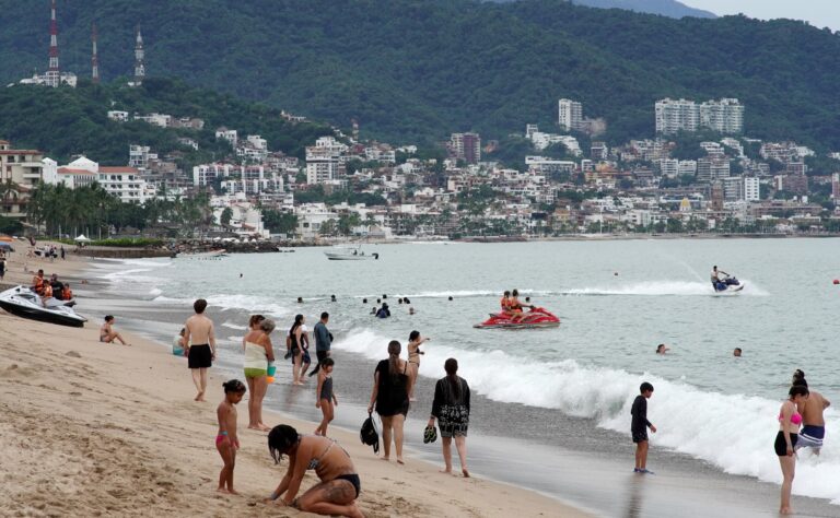 Huracán Trudy: bañistas en una playa de la costa de Jalisco bajo el oleaje del ciclón