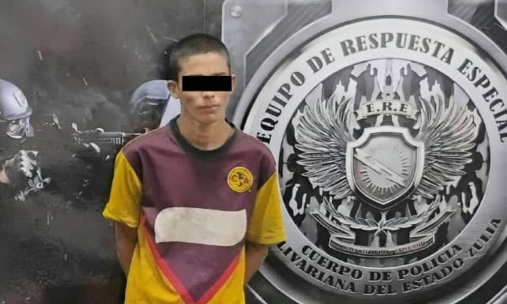 El detenido por el hurto en San Francisco frente al emblema del Equipo de Respuesta Especial del Cpbez en el Zulia