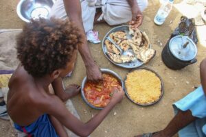 Los hutíes atacan Adén: yemeníes desplazados comparten comida en un campamento de la gobernación de Hajjah, en Yemen