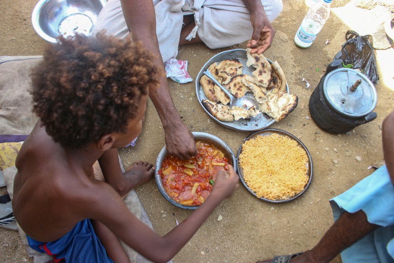 Los hutíes atacan Adén: yemeníes desplazados comparten comida en un campamento de la gobernación de Hajjah, en Yemen