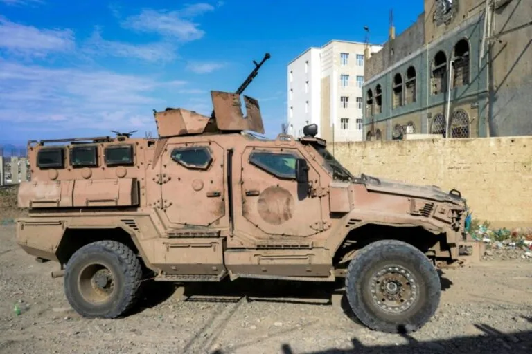 Hutíes declaración de guerra: un vehículo blindado de las fuerzas leales al Gobierno yemení en el frente de Taiz, en el oeste de Yemen