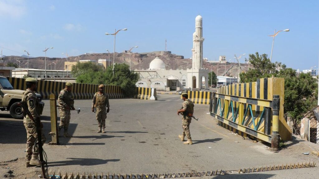 Ataque hutí Adén: soldados yemeníes montan guardia en un control de acceso en la ciudad tras el bombardeo al palacio