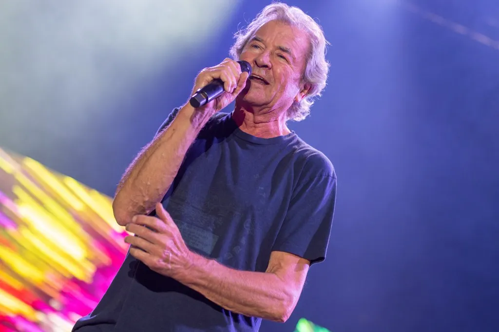 Ian Gillan, vocalista de Deep Purple, cantando en vivo durante un concierto en Alemania