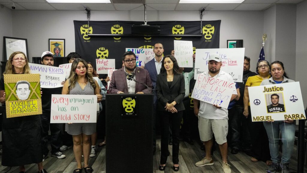 ICE atropelló a un hombre en Houston: César Espinosa, de FIEL, habla en la conferencia de prensa por Miguel Parra Hernández
