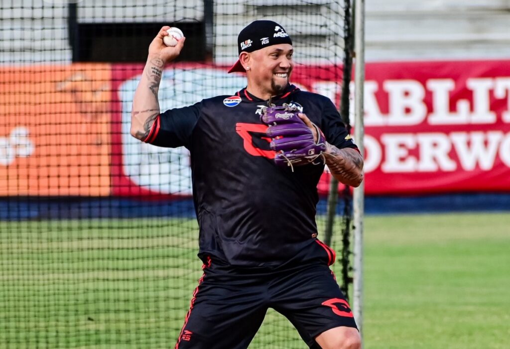 Ildemaro Vargas se suma a Cardenales de Lara: el infielder entrena con el uniforme de prácticas, lanzando una pelota en el estadio