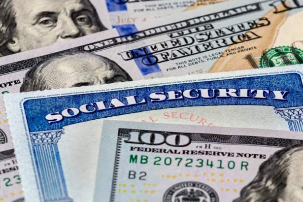 Tarjeta del Seguro Social y dólares, por el aumento del Seguro Social en 2027 anunciado por la SSA