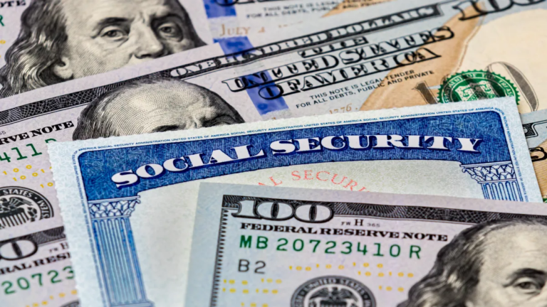 Tarjeta del Seguro Social y dólares, por el aumento del Seguro Social en 2027 anunciado por la SSA