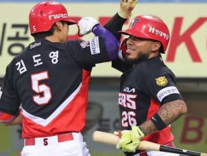 Harold Castro celebra un jonrón con los Tigres de Kia en la KBO