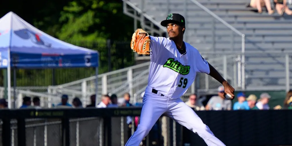 Esmerlin Vinicio, uno de los importados del Magallanes, lanza con su equipo de ligas menores en Estados Unidos