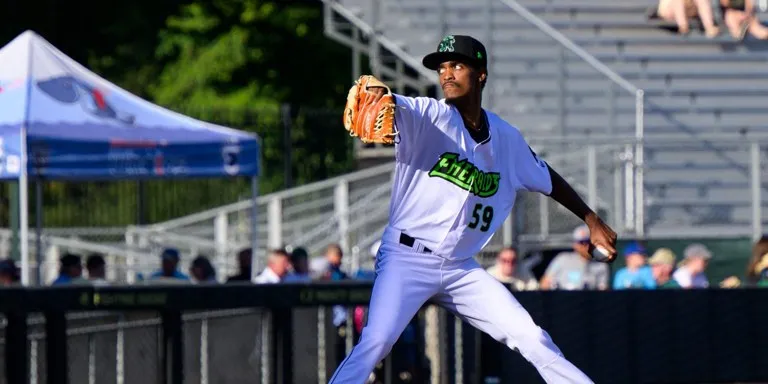 Esmerlin Vinicio, uno de los importados del Magallanes, lanza con su equipo de ligas menores en Estados Unidos