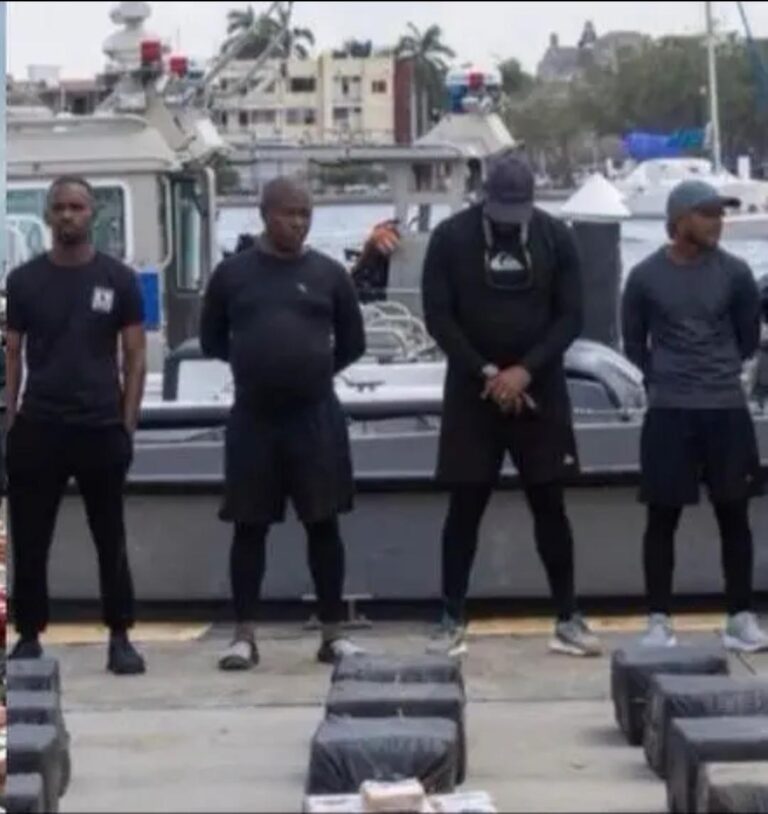 Incautación de cocaína en el Caribe: cuatro de los capturados junto a los bultos del cargamento frente a una patrullera de Guardacostas en Cartagena