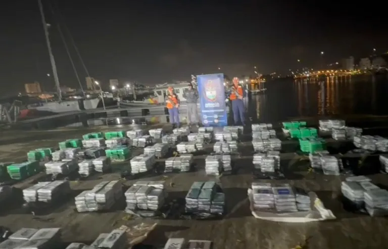 Incautación de cocaína en el Caribe: paquetes decomisados por la Armada de Colombia en el muelle