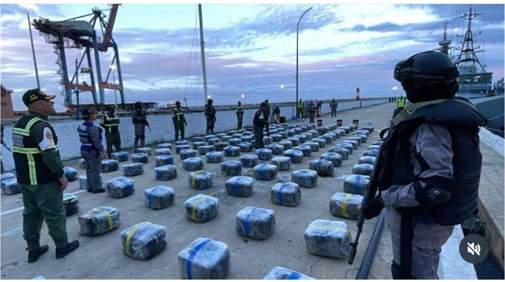 Efectivos antidrogas junto a las panelas de droga incautadas en un muelle de La Guaira, alineadas tras la interdicción del pesquero en el Caribe