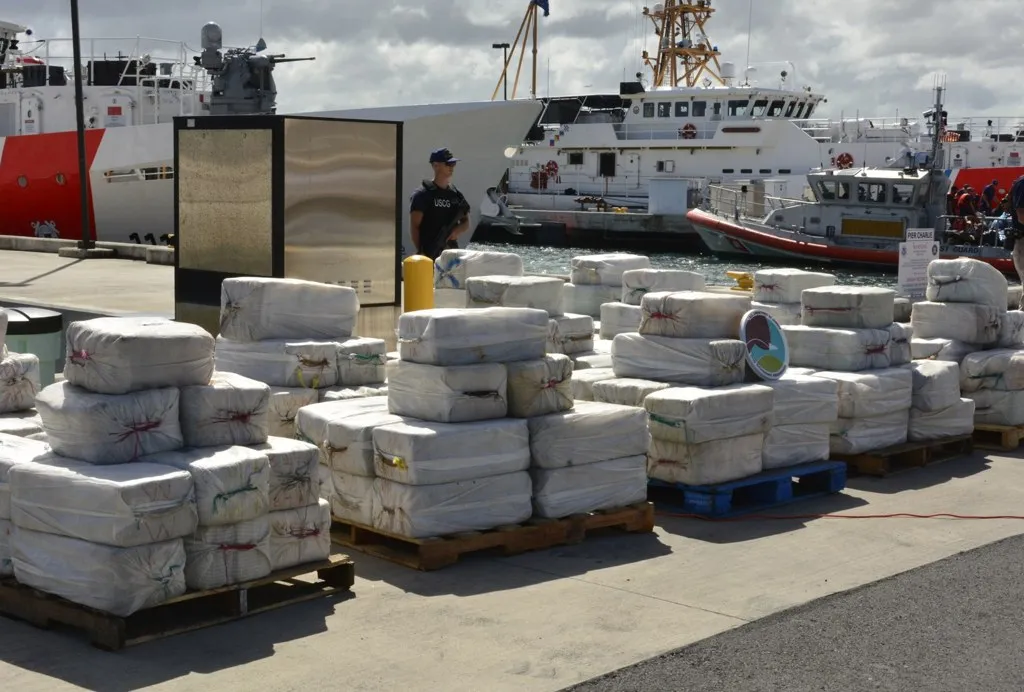 Descarga de bultos de cocaína en Puerto Rico tras una incautación de la Guardia Costera de Estados Unidos