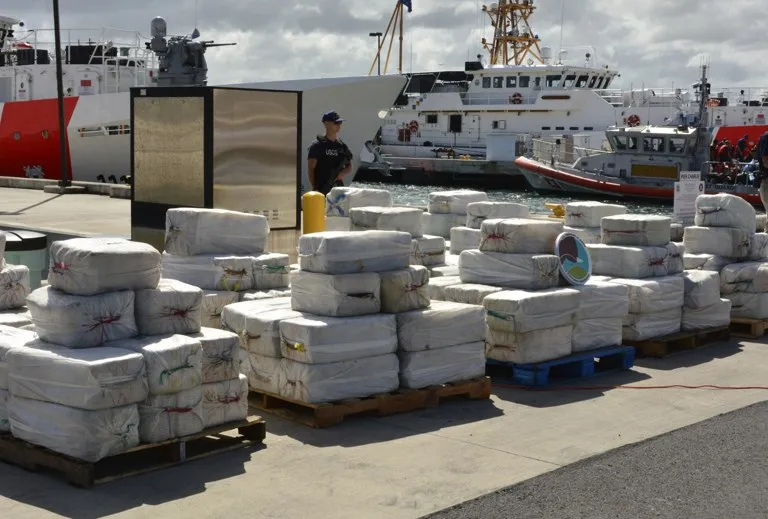 Descarga de bultos de cocaína en Puerto Rico tras una incautación de la Guardia Costera de Estados Unidos