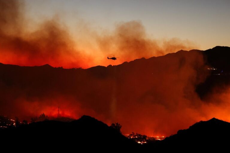 Incendio Bryson en Malibú: un helicóptero sobrevuela las colinas en llamas durante las evacuaciones en California