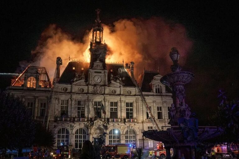 El Ayuntamiento de Limoges en llamas durante la noche del sábado, el incendio del Ayuntamiento de Limoges que investiga la Fiscalía francesa