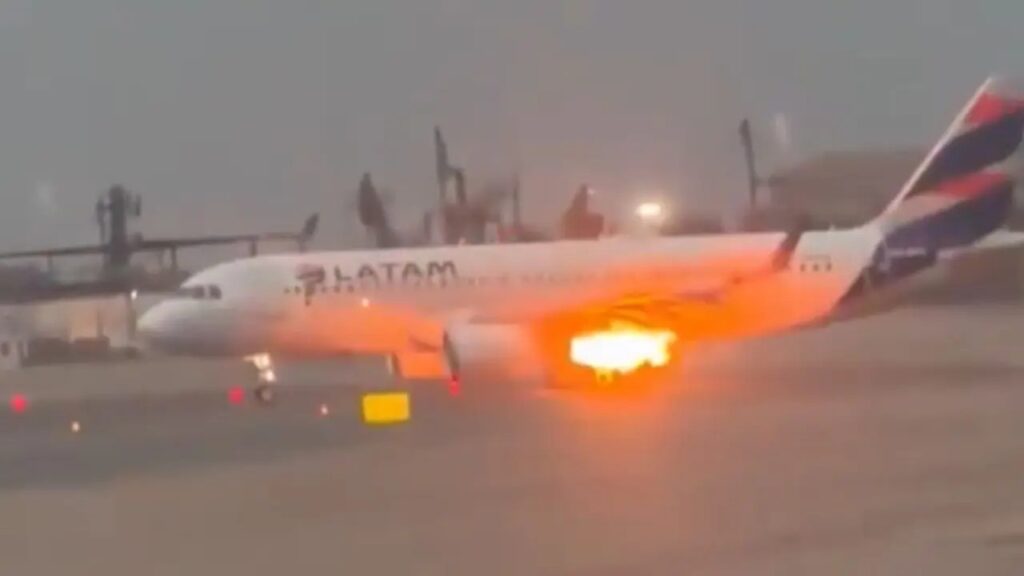 Incendio en avión de Latam en Lima: llamas en el ala del A320 del vuelo LA2302 antes de despegar