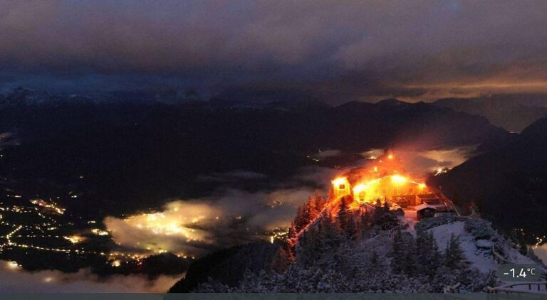 Incendio en el Nido del Águila: la Kehlsteinhaus arde de noche sobre la montaña nevada de Berchtesgaden, en Baviera