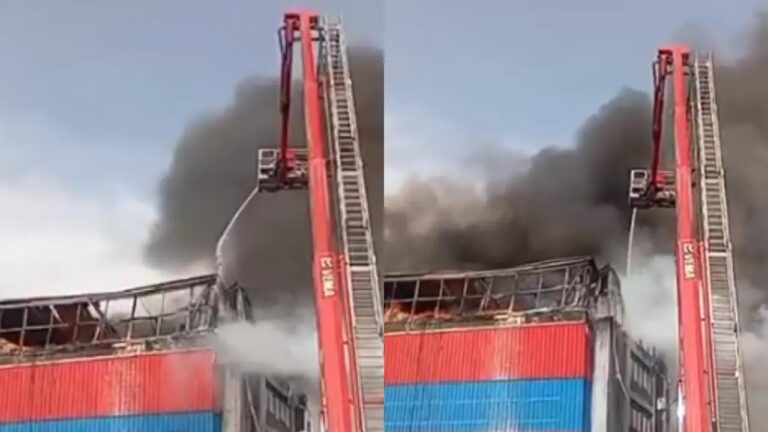 Incendio en una ferretería de Cali: máquina de altura de los bomberos lanza agua sobre la bodega en llamas en el barrio Sucre