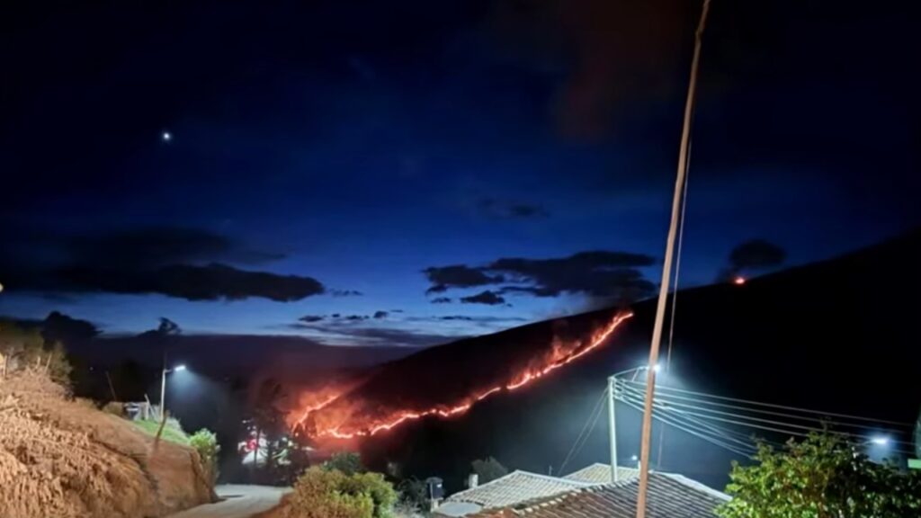 Incendio forestal en Villa de Leyva: línea de fuego avanzando de noche por la loma en el sector El Boquerón